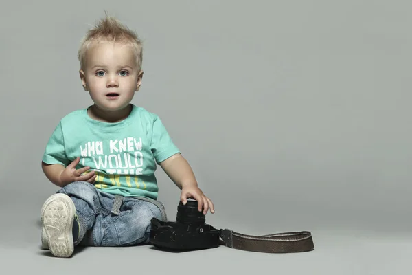 Niedlicher kleiner Junge mit Kamera — Stockfoto
