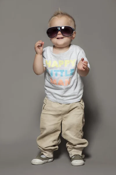 Schönheit lächelnder Junge mit Sonnenbrille — Stockfoto