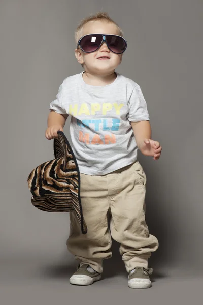 Schattige lachende dansende kleine blonde jongen in suglasses — Stockfoto