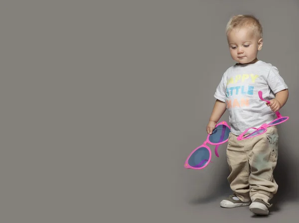 Cute  walking little blond boy in suglasses — Stock Photo, Image