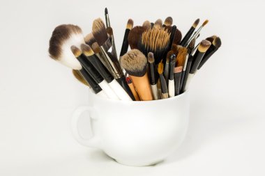 profesyonel makyaj fırçası beyaz bir fincan