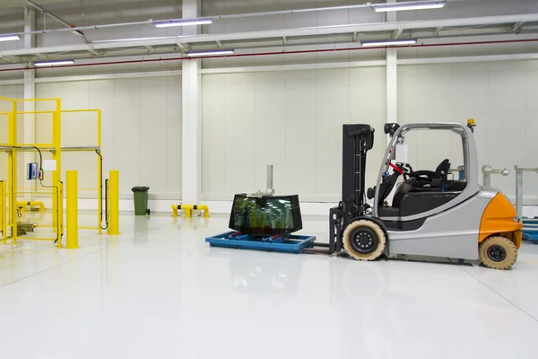 Forklift, bright spacious warehouse — Stock Photo, Image