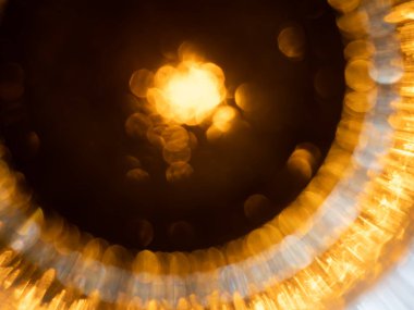 Aydınlatılmış altın halkalar hareket halinde, soyut