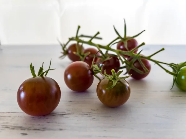 Tomates Cereja Com Caule Ramo Placa Madeira Espaço Cópia Cabeça — Fotografia de Stock