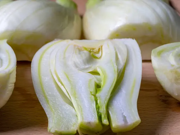 Frische Rohe Fenchelhälften Auf Holztisch Makro Nahaufnahme Vollrahmen — Stockfoto