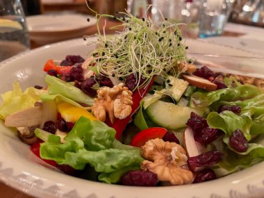 Şenlikli karışık kış salatası tabağında şenlikli dekorasyon, restoran, yakın çekim, yüksek açı manzarası.