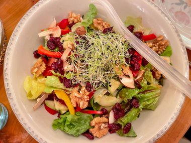 Renkli karışık kış salata kasesi tabakta şenlikli dekorasyon, restoran, kapat, tepeden aşağı görüş