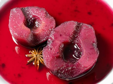 Williams kırmızı şarap sosunda armut, Avrupa yılbaşı yemeği, yakın plan, yüksek açı manzaralı.