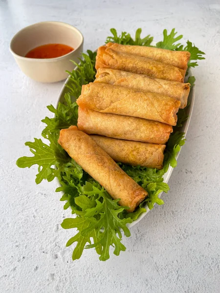 Vietnamesische Frühlingsrollen Salatbettplatte Und Süß Saurer Sauce Auf Weißem Steintisch — Stockfoto