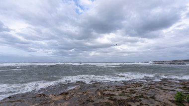 Sahilden görünen deniz ve bulutlar