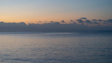 Sahilden görünen deniz ve bulutlar