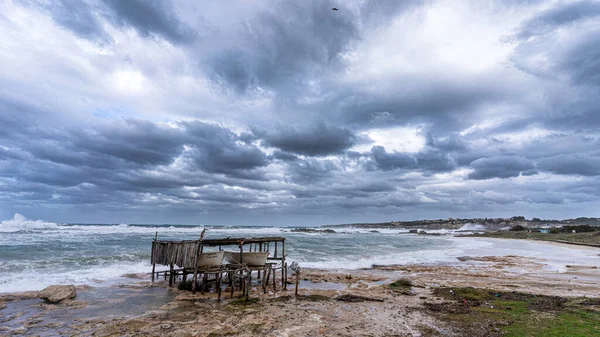 Stormy Ακτή Του Για Όπου Υπάρχει Ένα Τυπικό Ξύλινο Λεμβοστάσιο — Φωτογραφία Αρχείου