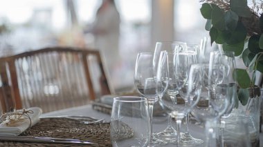 şarap kadehleri ve düğün için masa süslemeleri.