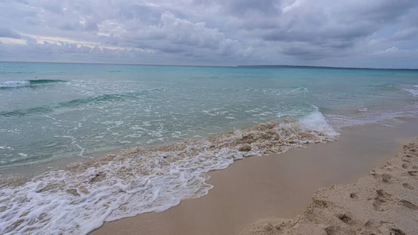 청록색 바다와 구름낀 — 스톡 사진