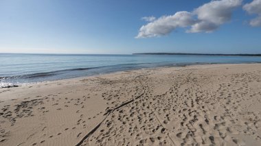 Güneşli bir günde kumsalda mavi gökyüzü