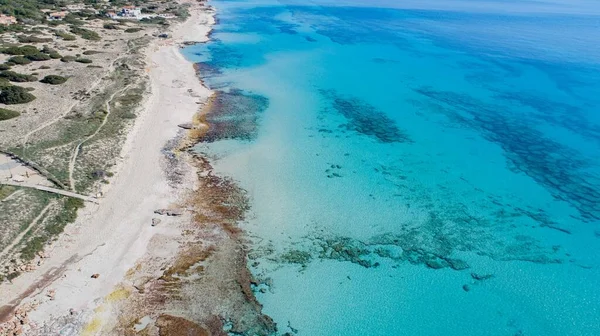 Praia Com Águas Turquesa Areia Branca Dia Ensolarado Visto Drone — Fotografia de Stock