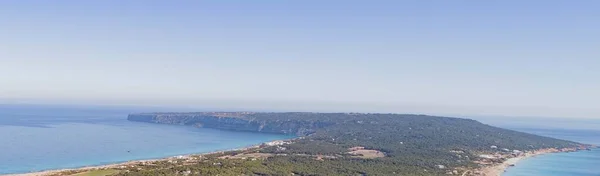 Trees Cliff Island Surrounded Sea Seen Drone — Stock Photo, Image