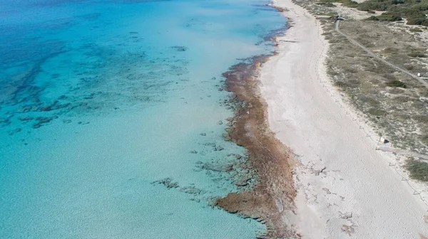 Strand Met Turkoois Water Wit Zand Een Zonnige Dag Gezien — Stockfoto