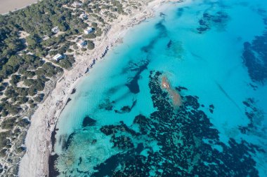 Körfez kenarında güneşli bir sahil günü. Turkuaz deniz ve cennet bir dron tarafından görülmüş..