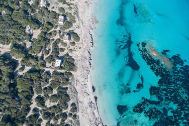 Körfez kenarında güneşli bir sahil günü. Turkuaz deniz ve cennet bir dron tarafından görülmüş..