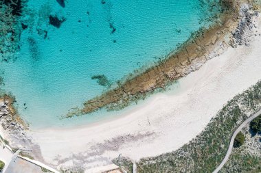 Körfez kenarında güneşli bir sahil günü. Turkuaz deniz ve cennet bir dron tarafından görülmüş..