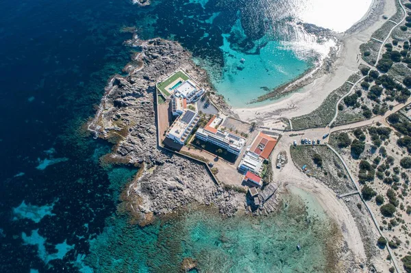 Wierzchołek Wyspy Budynkiem Otoczonym Turkusowym Morzem Widzianym Drona — Zdjęcie stockowe