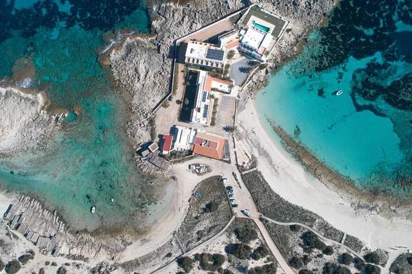 岛上的一角 建筑物周围环绕着从无人驾驶飞机上看到的碧绿大海 — 图库照片