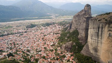 Meteora kayalıkları ve manastırları olan Kalampaka kasabası, Yunanistan.