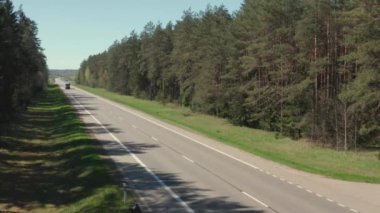 Kargo Karavanı ile Yarı Kamyon Otoyolda Sürüyor