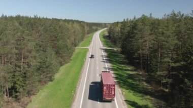 Kargo konteynırlı Semi Truck Karayolu 'nda