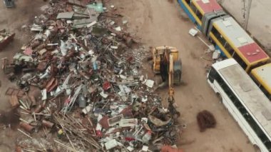 Hurdalık Geri Dönüşüm Merkezi 'nde Hurda Metal Sıralama ve Yükleme