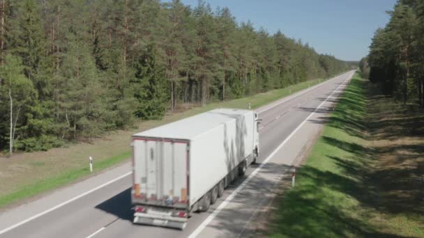Semi Truck pasando por el camino del lado del campo — Vídeo de stock