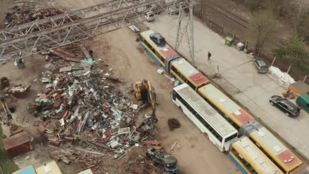 Hydraulické stroje třídění starých aut na smetišti — Stock video