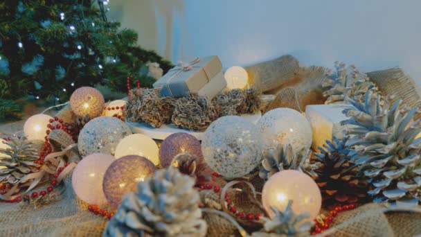 キャンドルやライトとクリスマスの装飾のコンセプト — ストック動画