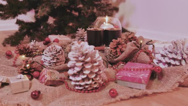 Weihnachtsdekoration mit Kerze und Lichtern — Stockvideo