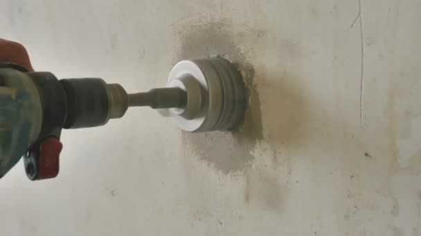Бурение отверстие в бетонной стене для установки электрической розетки — стоковое видео