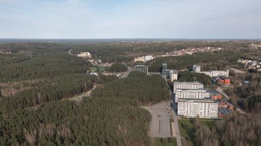 Yeşil Park ve Ağaçlarla çevrili Parlak Evler