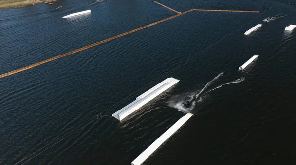 Wakeboarder glider på vattenytan — Stockfoto