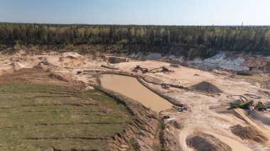 Açık bir yaz gününde kum ocağının panoramik manzarası