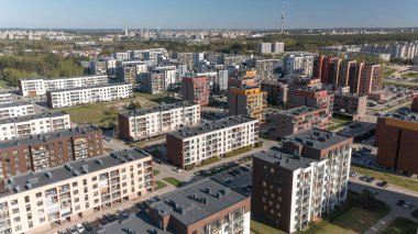 Ev inşaatı ve şehir inşaat konsepti, modern konut konutları