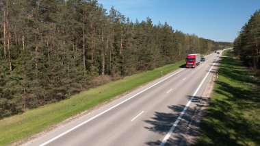 Countrys Yolu 'nda Kırmızı Yarı-Kamyon Sürüşü