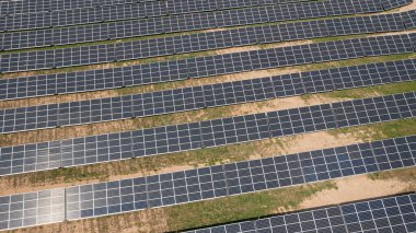 Güneş panelleri çiftliği güneş ışığıyla temiz elektrik enerjisi üretir