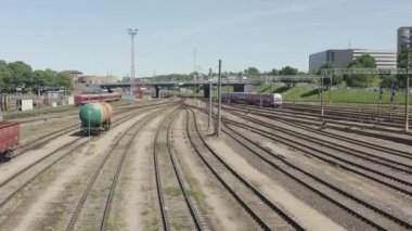 Multiply tren rayları ve geçen yolcu treni olan tren istasyonu. Yüksek kalite 4K görüntü