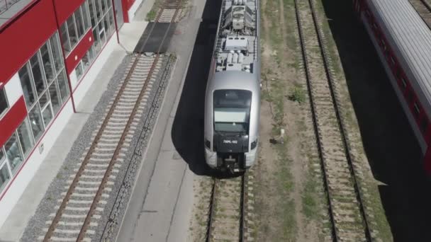 Volando Sobre Tren Pasajeros Pie Cerca Las Plataformas Pocas Vías — Vídeo de stock