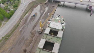 Kargo gemisi yarı karavan kamyonlarından çoklu nakliye konteynırları yüklüyor. Yüksek kalite 4K görüntü