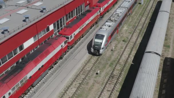 Los Trenes Antiguos Aparcan Junto Nuevo Vagón Pasajeros Alta Velocidad — Vídeo de stock