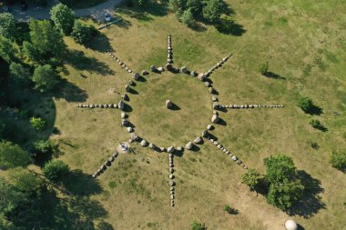Litvanya folklorundaki taşlardan oluşan kozmik yıldız süsü. Yüksek kaliteli fotoğraf.