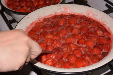 Çilek reçeli pişirme