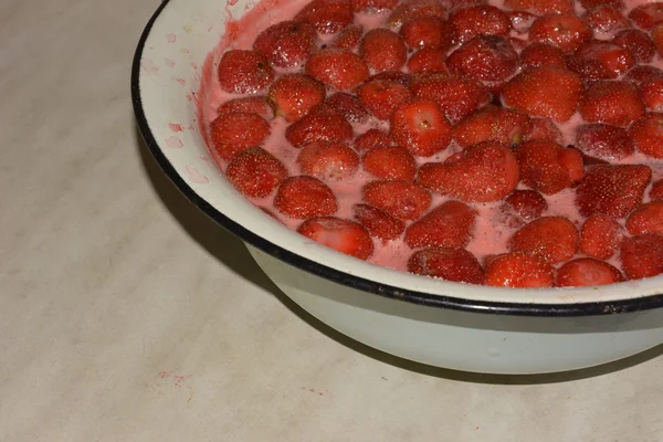 Erdbeermarmelade kochen — Stockfoto