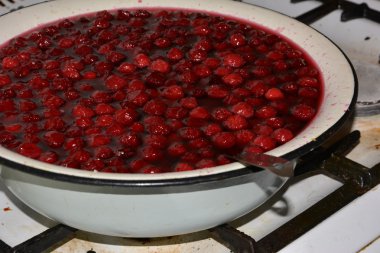 Kiraz reçeli pişirme